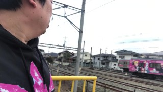 Un uomo che parla di come è arrivato alla stazione di Kawaguchiko