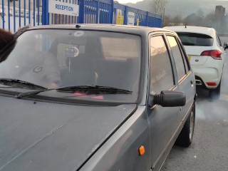 Tranny GILF Comenzando y Conduciendo un Antiguo Peugeot 205 Diesel Sfw NOT PORN