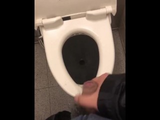 Masturbação Sozinho no Banheiro