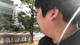 東京湾岸警察署の近くを散歩する男