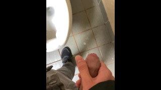 Moi Branler À La Cabine Des Toilettes Publiques Et Faire Un Gâchis