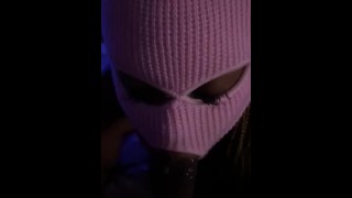 Puta con máscara de esquí chupa BBC