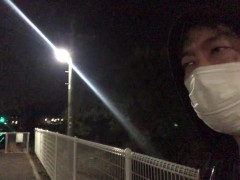 福岡県に上陸、朽網駅を紹介するデブな男