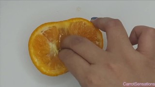 Baise au doigt de fruits | Amour juteux orange | Masturbation secrète partie 1