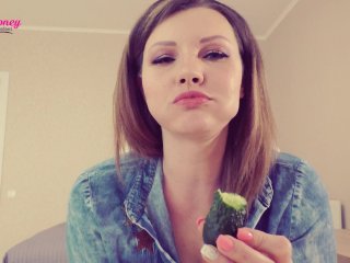 Giantess teasy talk showing_strong teeth and tongue