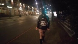 Публичная милфа в центре города писает в сетку