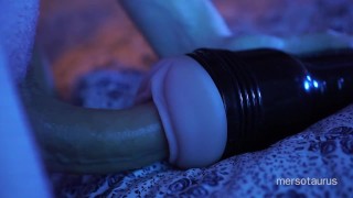 年轻人射出了他的fleshlight