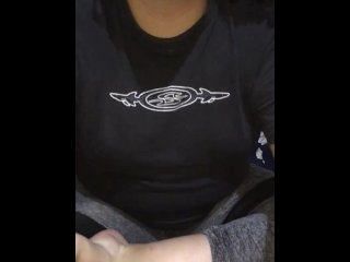 Probando mis pies sudados y olorosos después de caminar todo el día