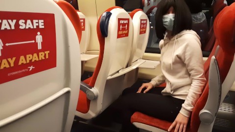 Flash pubblico del cazzo nel treno. Una ragazza sconosciuta mi sega e mi succhia finché non vengo.