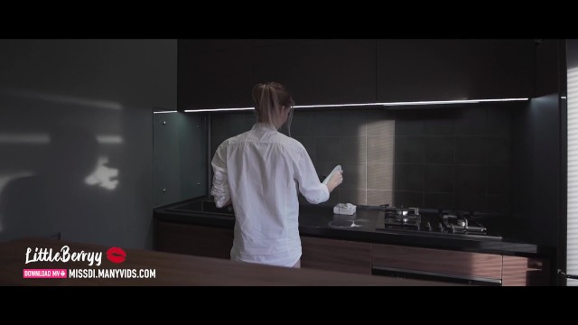 セクシーな料理の後にキッチンで激しく犯されて絶頂する自然なおっぱいを持つエッチな妻