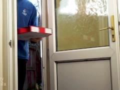 Video Fit Teen Seduces the Delivery Man for Free Pizza and let's him Cum in her Mouth - Honey Tequila