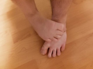 Solo Masculino Esfregando Pés Rápidos (pés Sujos e Pernas Peludas)