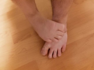 Frotando Los Pies Rápidos Masculinos En Solitario (pies Sucios y Piernas Peludas)