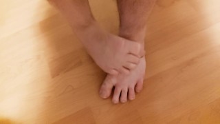Frotando los pies rápidos masculinos en solitario (pies sucios y piernas peludas)