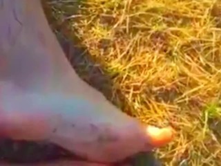 独自一人在户外的泥土中揉脚
