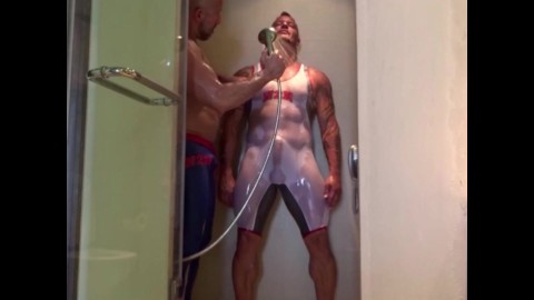 Spandex mojado y g-string follando en un hotel