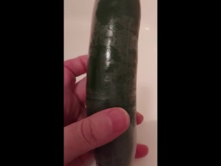 Geneukt Met Een Met Condoom Bedekte Komkommer (repost)