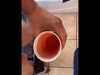 In Einen Becher Pinkeln