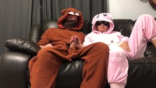 Bunny-Pyjama-Mädchen Gibt Handjob Auf Der Couch Vor Dem Fernseher