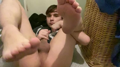 Cute twink se masturba la polla de 8" y juega con el culo