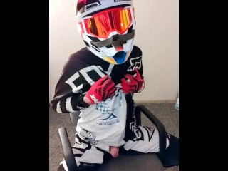 MX мотобой кончает на шлем MX