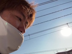 五反野駅で電車を見送る男