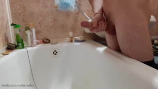 Jeunne femme russe avec une grosse bite pisse dans la salle de bain et jouit