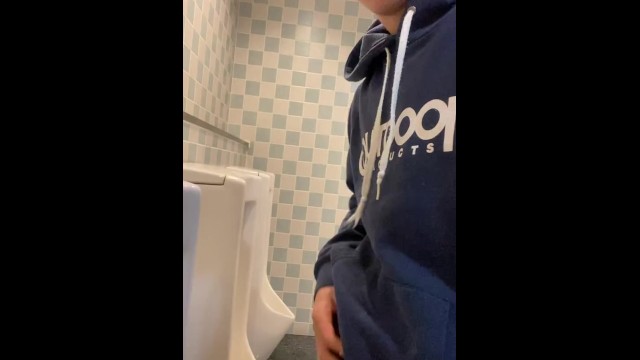 顔出し　変態男子高校生　公衆トイレの小便器でおしっこ　近くから高画質でばっちり撮影　無修正　素人 - Pornhub Gay