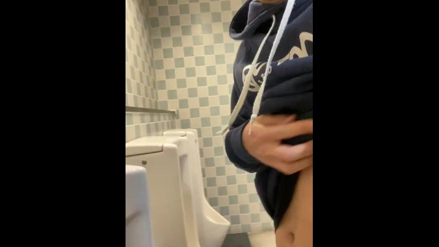 顔出し　変態男子高校生　公衆トイレの小便器でおしっこ　近くから高画質でばっちり撮影　無修正　素人 - Pornhub Gay