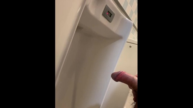 顔出し　変態男子高校生　公衆トイレの小便器でおしっこ　近くから高画質でばっちり撮影　無修正　素人 - Pornhub Gay