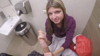 Novinha russa Gina Gerson fode por dinheiro no banheiro do trem