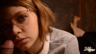 Pov-Blowjob Von Heißem Teenie-Mädchen Mit Faltigen Sohlen In Brille