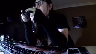 Gordita transexual gamer girl juega PSO y toma una polla