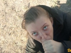 Возбужденная школьница сосет член, чтобы получить много спермы на ее красивое личико