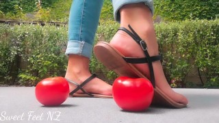Schiacciare il pomodoro per soddisfare il tuo feticismo del piede