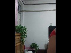 偷穿女友的热裤，我的鸡巴硬了。 - Screenshot 2 of 16 - Kink