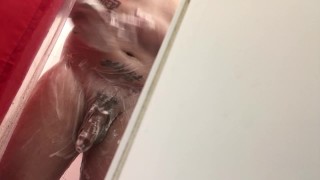 Женщина-арендодатель устанавливает камеру в моей ванной комнате, наблюдает, как я мастерски кончаю для вычета из арендной платы