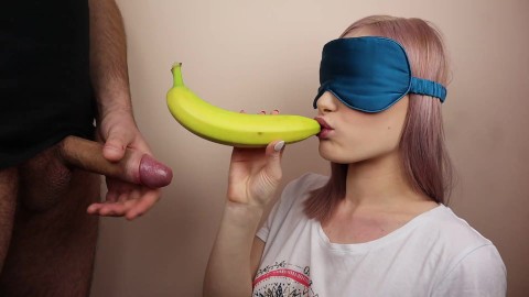 Pequeña hermanastra tiene los ojos vendados en un juego de frutas