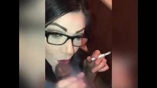 Colegiala sexy nerd fumando un cigarrillo chupando hermanastro enorme polla (fragmento de nuevo vid) 