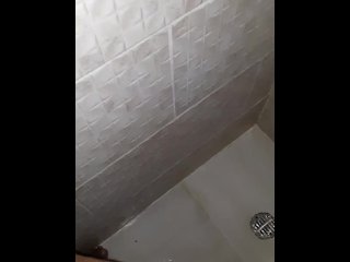 ❤️ Mh masturbo en el baño XXX Video