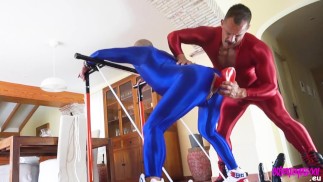 Мускулистые мужчины БДСМ в костюмах из спандекса