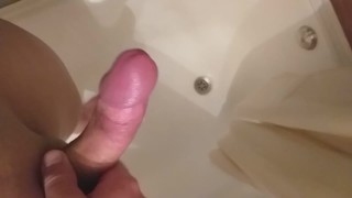 jonge kerel masturbeert in de douche lul van dichtbij