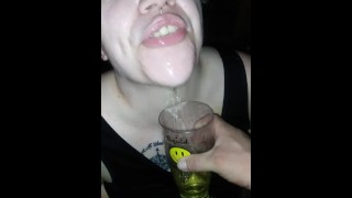 Lamiendo Los Pies De Papá Después De Beber Orina