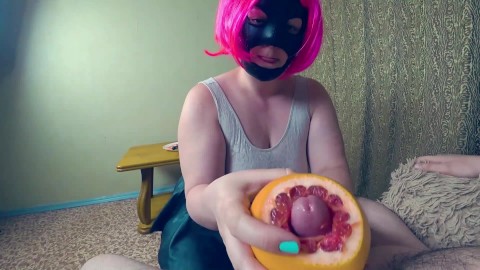 Milf zoog en bracht tot een orgasme met behulp van grapefruit techniek