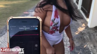 Kriss Hotwife 在海滩上被郁郁葱葱的控制