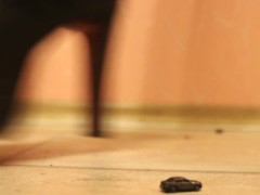 ТРАНС ВЕЛИКАНША АМАНДА ДАВИТ МИКРО МАШИНКИ В ЧЕРНЫХ ДЖИНСАХ НА ВЫСОКИХ КАБЛУКАХ (КРАШ ФЕТИШ) - Screenshot 13 of 16 - Giantess Crush