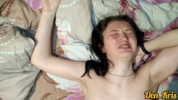 大眼睛美丽的美女使美妙的口交，并得到很多暨在她的脸上