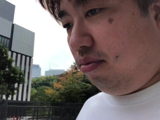 ほぼ無言で歩く男