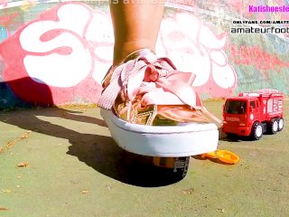 Kati´s giantess, crush toy car trampling , girl sneaker , toycrush, plastic car, jumps , smashes car