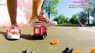 Kati女巨人，踩踏玩具车，女孩运动鞋，撞车，塑料车，跳，砸车，践踏